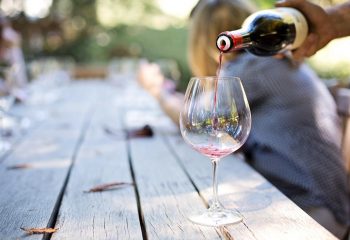 Jak dobrać wino do potrawy? Najważniejsze zasady wine pairingu