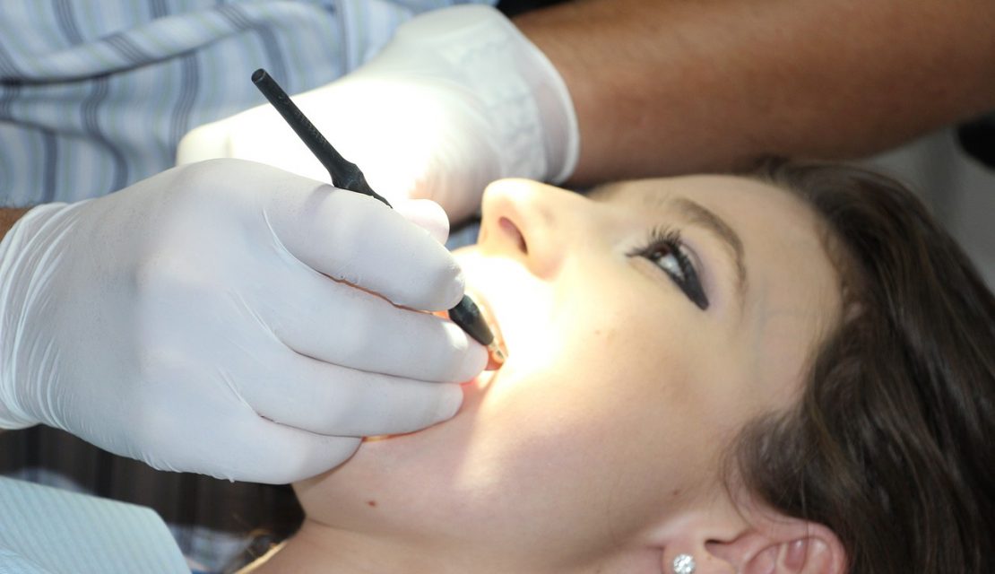 Jakie zalety ma wybielanie zębów i gdzie warto je wykonać?